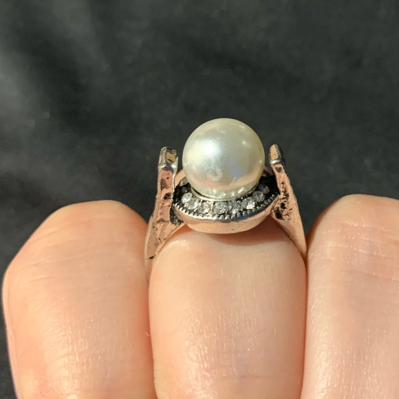 3/$10 Fake pearl halo setting ring - Picture 2 of 3